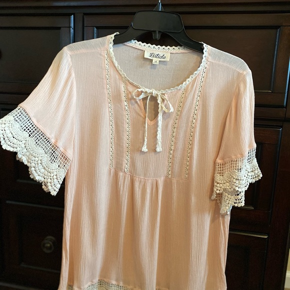 🎉SOLD LOCALLY🎉 Listicle peach lace top - Picture 2 of 4